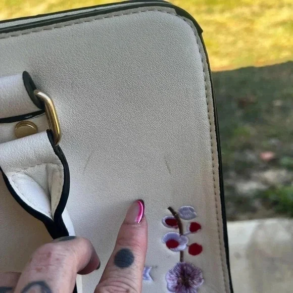 Purse with cardinal embroidery - Picture 3 of 8